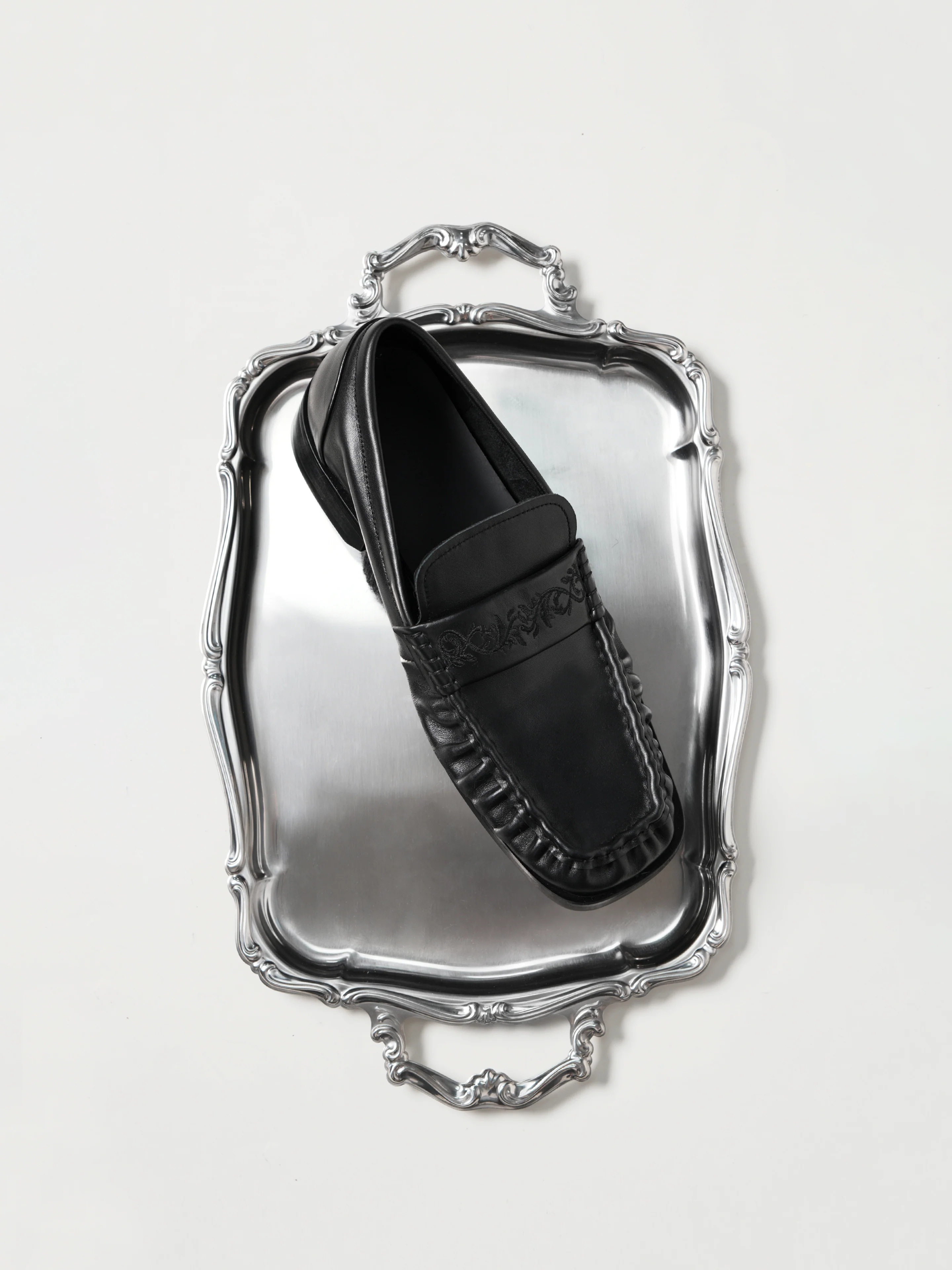 Square-Toe Vine-Engraved Loafers Elegant Black - Image 4