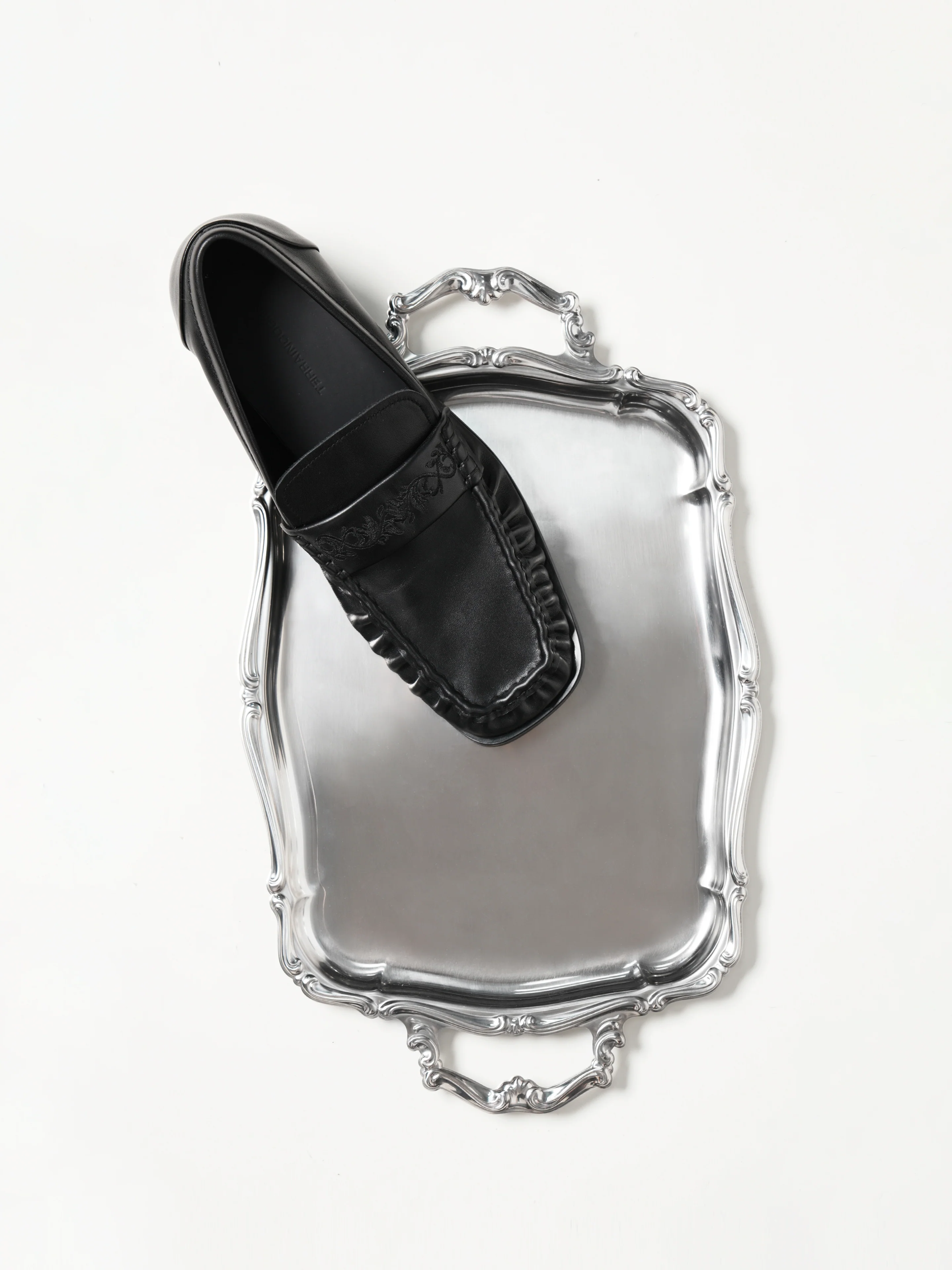 Square-Toe Vine-Engraved Loafers Elegant Black - Image 5