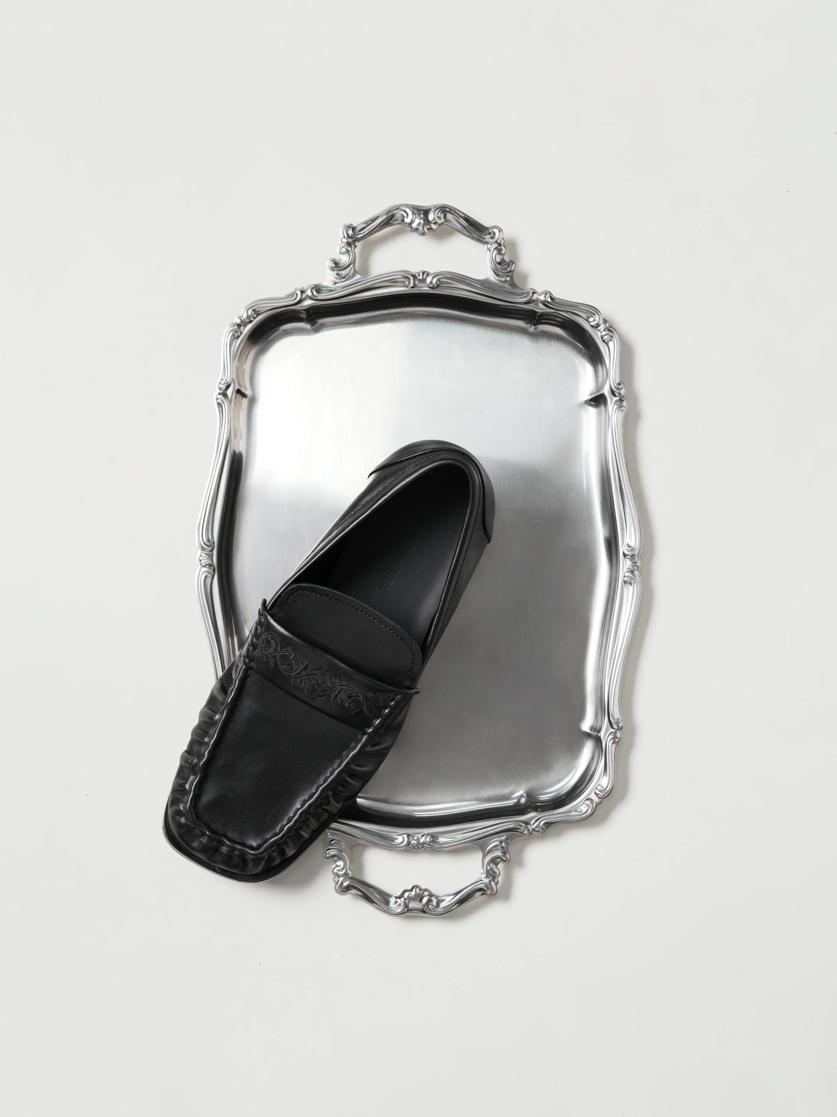 Square-Toe Vine-Engraved Loafers Elegant Black - Image 7