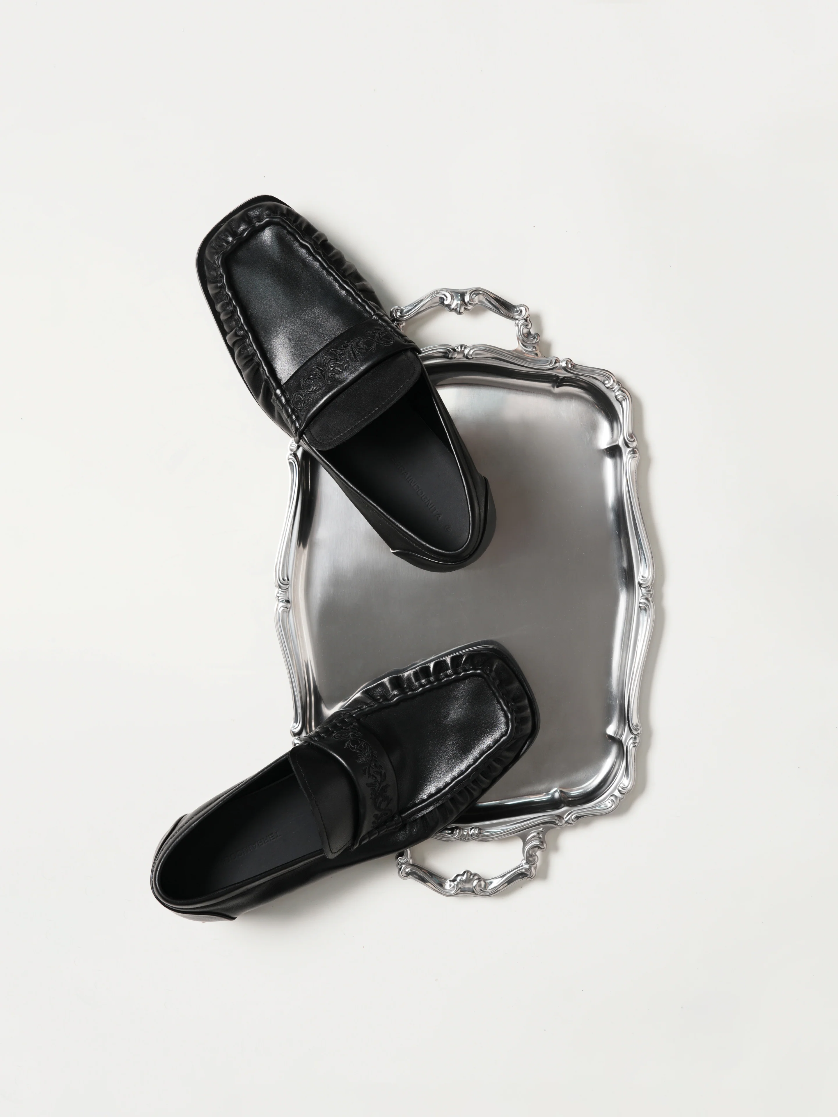 Square-Toe Vine-Engraved Loafers Elegant Black - Image 9