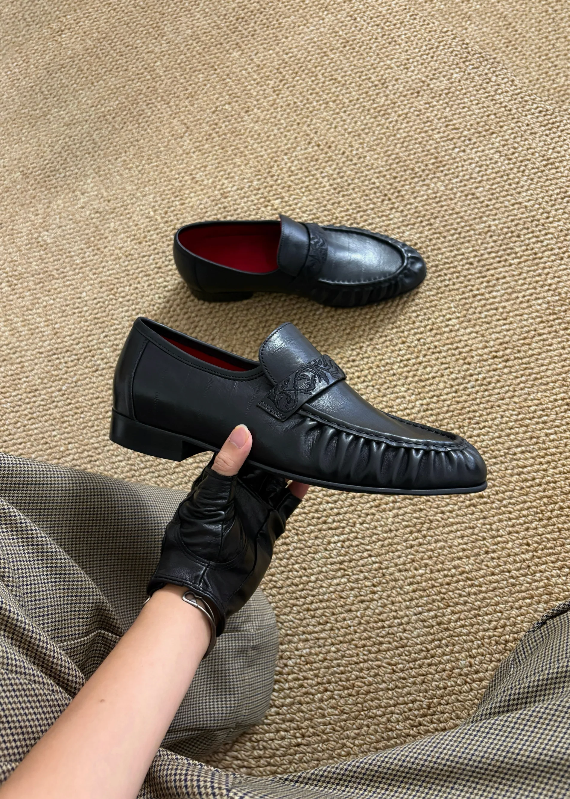 Vine-Engraved Loafers Elegant Black - Image 3